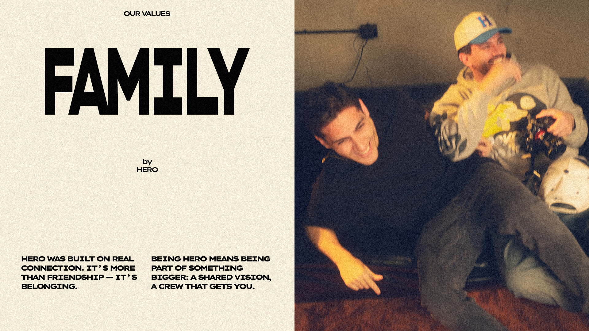 Due amici ridono sul divano, rappresentano il valore “Family” del brand HERO: connessione autentica, appartenenza e visione condivisa.